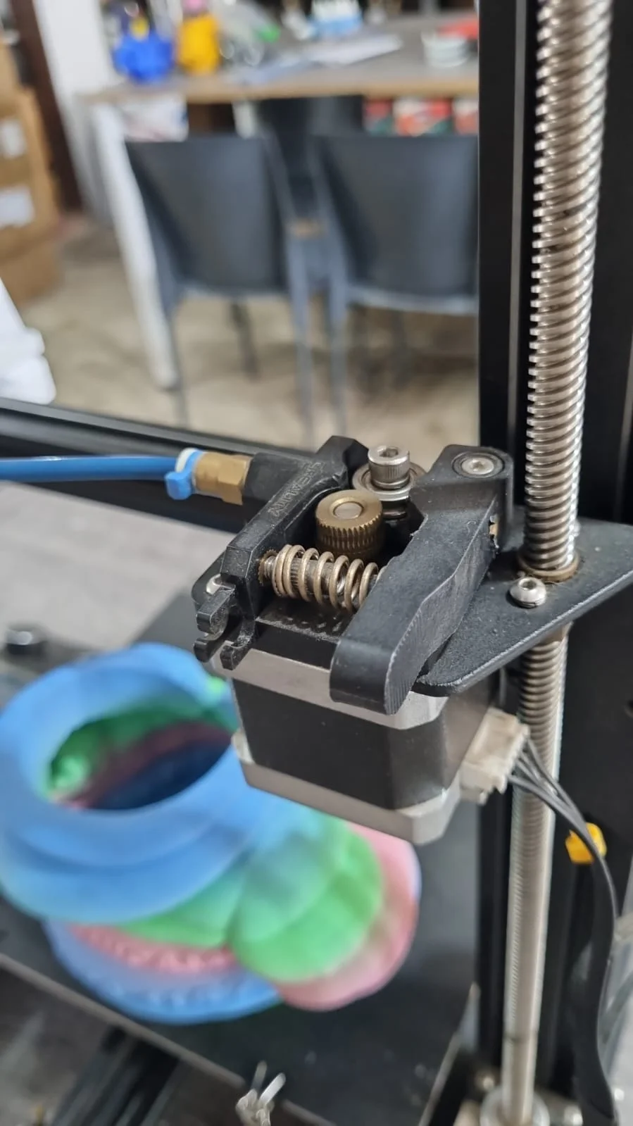 USADA Ender 3 V2 NEO - PEQUEÑO DETALLE EN LA CAMA - 220X220X250 Impresora 3D FDM Creality 30 DIAS DE GARANTIA