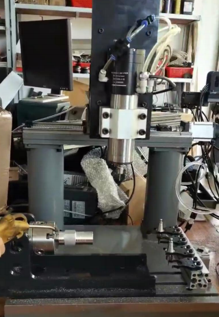 CNC 4 EJES 350 x 230 x 230mm SIMULTÁNEOS CON CAMBIO DE HERRAMIENTA SERIE  FRESADO Y GRABADO - MODELO GDZ01-3523-4 ATC