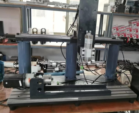 CNC 4 EJES SIMULTÁNEOS 850 x 200 x 200mm CON EJE ROTATORIO SERIE  FRESADO Y GRABADO - MODELO GDZ01-8520-4